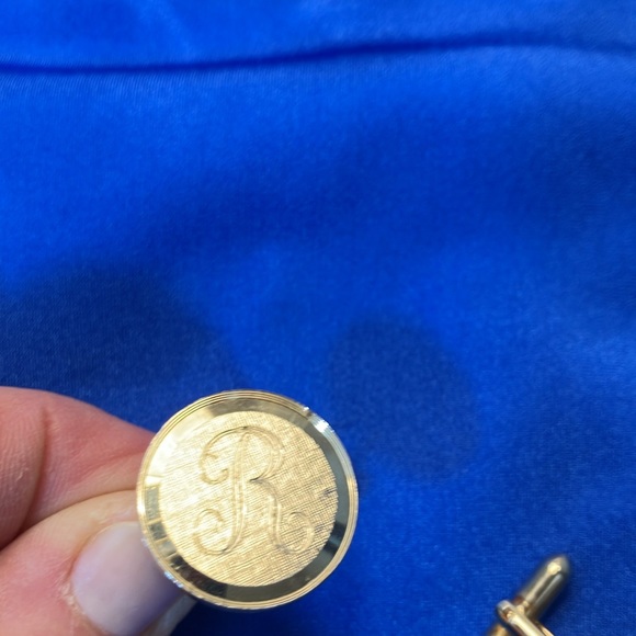 “R” engraved Gold colored Men's Cufflinks - Picture 9 of 10